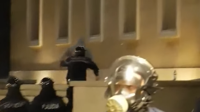 VIDEO/ Bulevardi i tejmbushur me gurë dhe gaz lotsjellës, një i ri vrapon dhe futet në Kryeministri