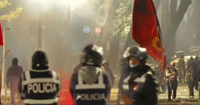Tensione dhe flakë në Tiranë, digjen stacioni i urbanëve dhe një kioskë tjetër
