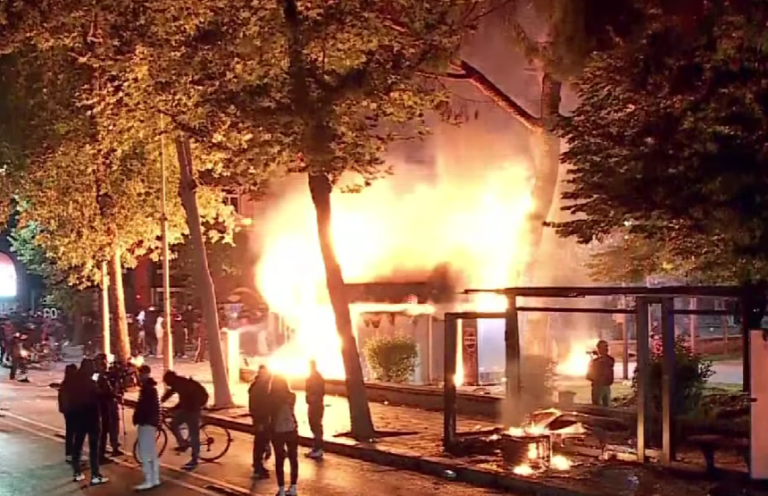FOTO/ Në flakë edhe kioska te Tajvanit, digjen kosha në ”Rrugën e Kavajës”