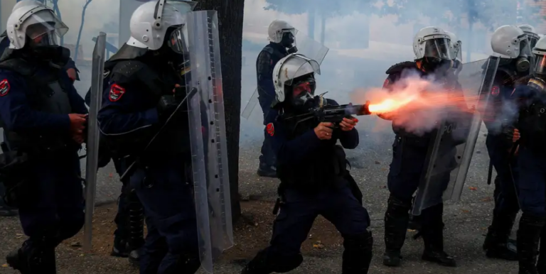 Radio gjermane DW: Protesta me tensione në Tiranë. A mund të sjellë ndryshim?
