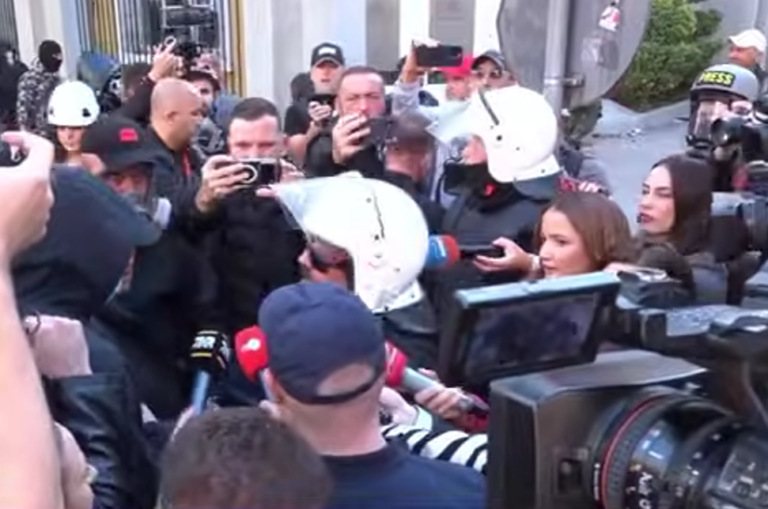 Tërhiqet FNSH nga Ministria, komandati: Edhe unë kam djalin në protestë. Studentët po marshojnë të qetë
