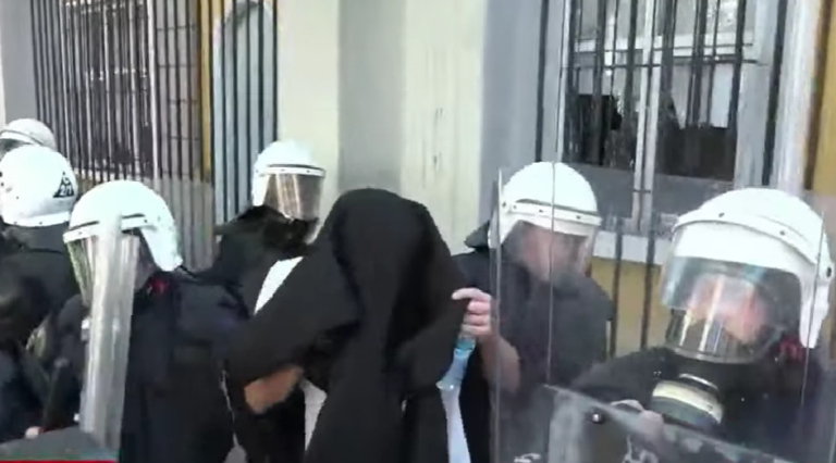 Forcat speciale mbështesin një të ri pas murit të Ministrisë, më pas e shoqërojnë
