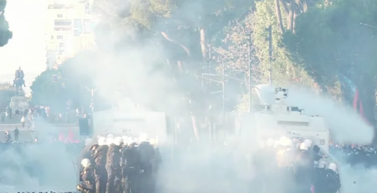 Trazira të forta te Kryeministria protestues-Polici, breshëri gurësh dhe gaz lotsjellës pa fund