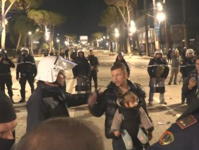 Me fëmijën në krahë, qytetari i revoltuar përballet me policët: Hiqni kapelet!