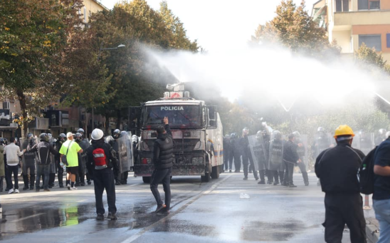3 persona të lënduar gjatë protestës, mes tyre një 15-vjeçar