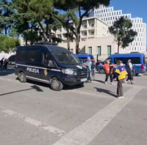 Bllokohet Bulevardi nga Policia, e reja bllokon autokolonën në lëvizje: S’kam forcë tjetër, se më rrahin