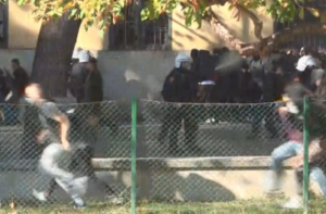 VIDEO/ Policia fut në kurth studentët nga të katra anët, i lanë të qetë për disa çaste
