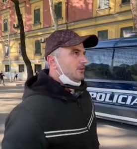 VIDEO/ Tensione te Parku Rinia, qytetari reagon ashpër ndaj policisë: Diçka ka për të ndodhur