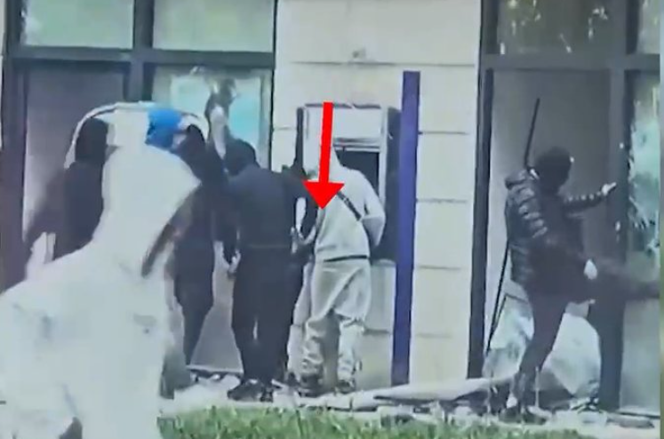 Ndalohet 15-vjeçari, tentoi të vidhte në një bankomat gjatë protestës