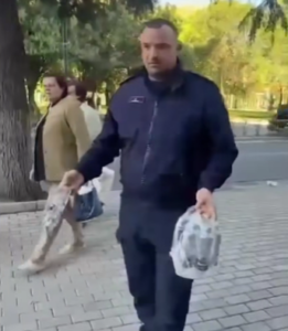 Polici shpërndan ujë, Taulant Balla poston video-n: E kanë hak rritjen e pagës