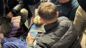 Tensionet në protestë, lëndohet një kalimtar
