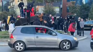 Piktori i njohur Pashk Përvathi shpëton instalacionin “Lahuta e Malcis” nga shkatërrimi