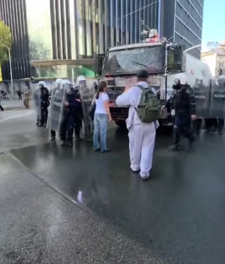 Vajza e re bllokon autobotin e ujit  një zonjë shpërthen kundër Ramës