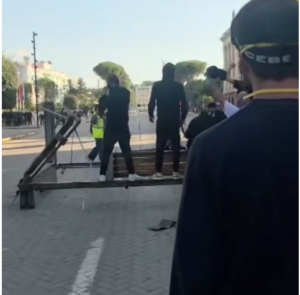 Protestuesit zhvendosen te Kryeministria