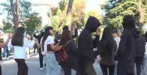 Pas trazirave, të rinjtë kërcejnë përpara Policisë. Valle me daulle para Kryeministrisë