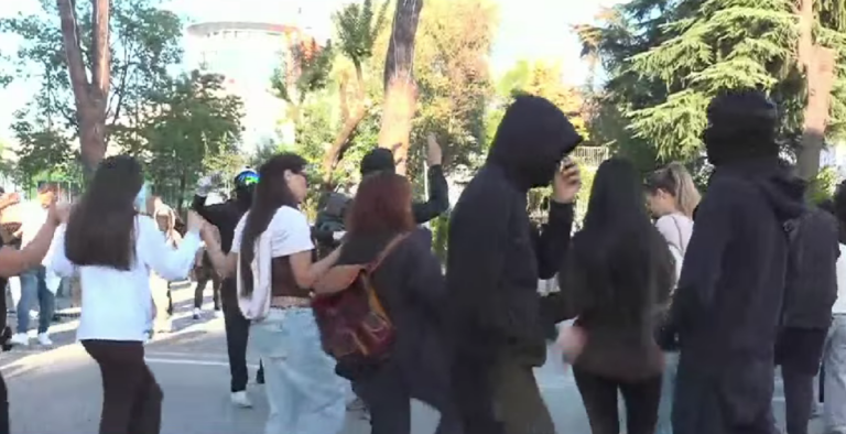 Pas trazirave, të rinjtë kërcejnë përpara Policisë. Valle me daulle para Kryeministrisë