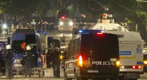 Edhe sonte Tirana në kaos, policia ndjek me makina në rrugë protestuesit