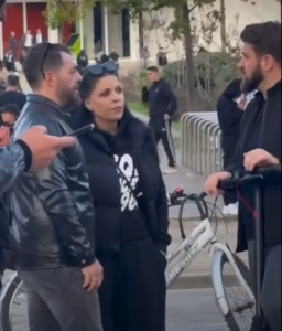 Këngëtarja Aurela Gaçe i bashkohet protestës