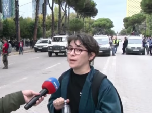 Studentja thirrje Berishës: Kreu i PD të tregojë si jepet dorëheqja, të japë shembullin i pari
