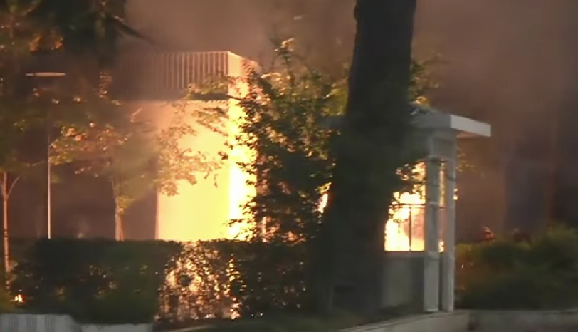 Clashes begin in the evening, fire and water in the protest outside the Prime Minister’s Office