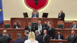 LIVE/ Kaos në Parlament, deputetët e PD bllokojnë seancën plenare