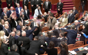 Kaos në Parlament/ Noka shtyn dhe i prish mikrofonin Ballës, Peleshi ndërpret seancën