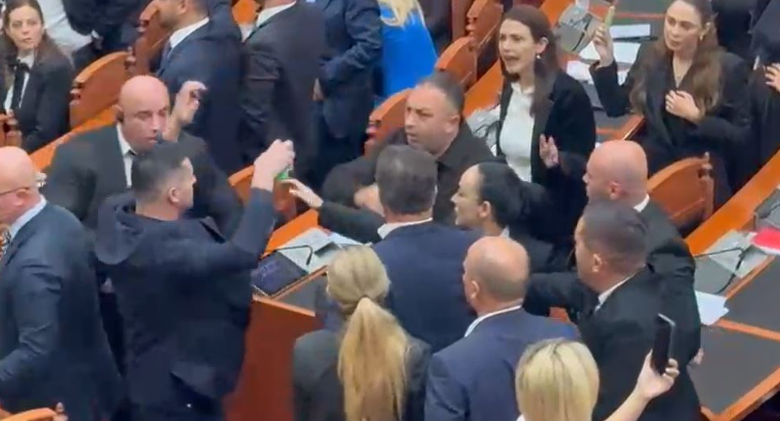 VIDEO/ Deputeti shtyn ish-ministrin Hoxha, i gjuan në kokë. Sharje banale dhe sherr i fortë në Kuvend