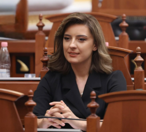 VIDEO/ Deputetja e PS, Çaushi thirrje studentëve për dialog: Çdo pakënaqësi meriton të dëgjohet