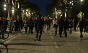 Protestuesit në qetësi përballë Kryeministrisë, sytë nga dita e shtunë
