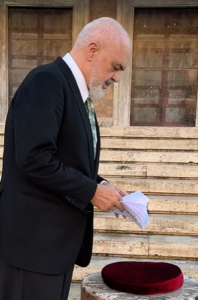 Kryeministri Rama zgjat “kulaçin” dhe ngre “kërbaçin”!