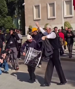 Kënga “Sali Berisha” në protestën e PD-së, Balla publikon videon e të moshuarit duke kërcyer