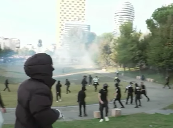 Grupi më i madh i protestuesve qëndron në lulishten e sheshit ”Skënderbej”