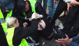 Vajza shtrihet në mes të rrugës dhe ka plagë në kokë, mbytet nga gazi lotsjellës