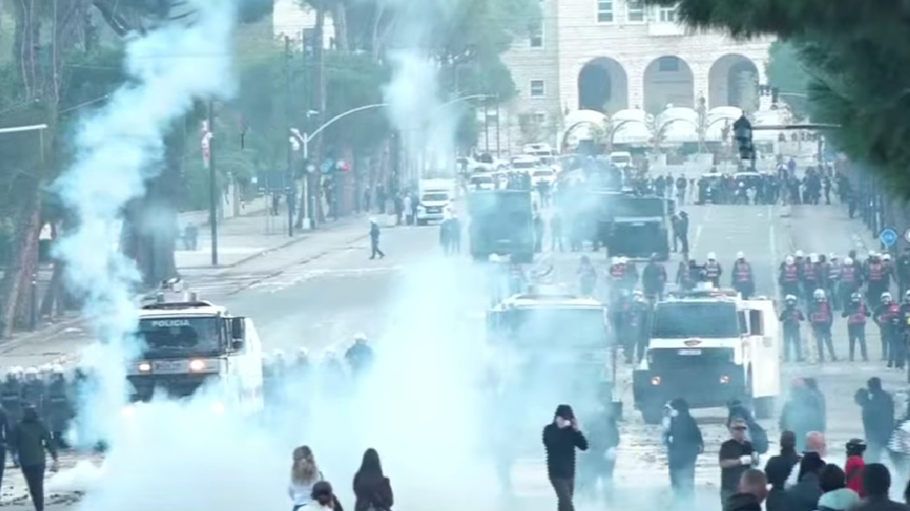 Bulevardi kthehet në arenë ”lufte”, protestuesit nuk tërhiqen