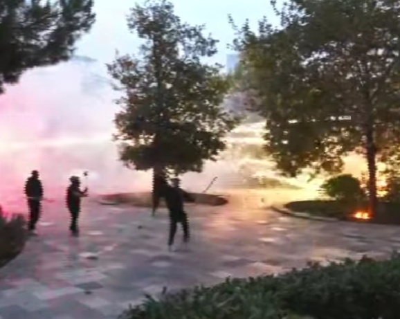 ”Breshëri” fishekzjarrësh dhe bomba molotov në drejtim të efektivëve