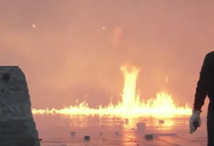 VIDEO/ Molotovë, fishekzjarre dhe plumba gome, tensione të forta pranë selisë së PS-së
