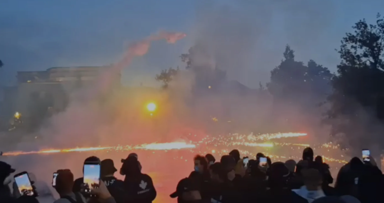 Nuk ndalet përplasja frontale në bulevard, “lumë” fishekzjarrësh e molotov drejt policisë