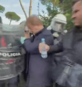 Spraj djegës gjatë protestës, deputeti i PD-së dërgohet me urgjencë në spital