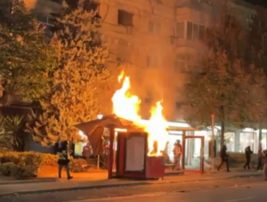Digjet një tjetër kioskë, protestuesit i vënë flakën dhe largohen