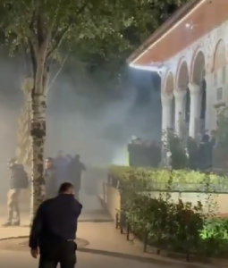 VIDEO/ Deputeti i PD-së: E mbytën në gaz edhe Xhaminë e Et’hem Beut, Zoti marrtë hak për këtë poshtërsi