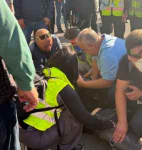 Protestuesi mbetet pa ndjenja, reagon Berisha: Deputeti i PD i dha ndihmën e parë
