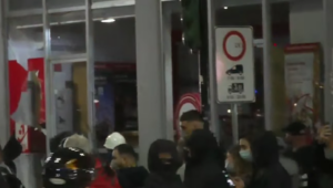 Protestuesit sulmojnë bizneset në zonën e Komunës së Parisit, shkatërrojnë kamerat e sigurisë
