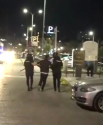 Policia shpërndahet në disa zona, nisin shoqërimet e disa personave