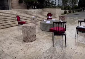 Me karrige druri dhe jastëkë të kuq, kryeministri Rama nuk heq dorë nga dialogu me studentët