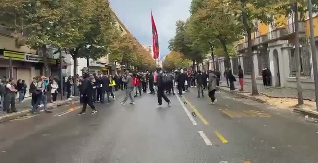 Nis grumbullimi i studentëve para Ministrisë së Arsimit