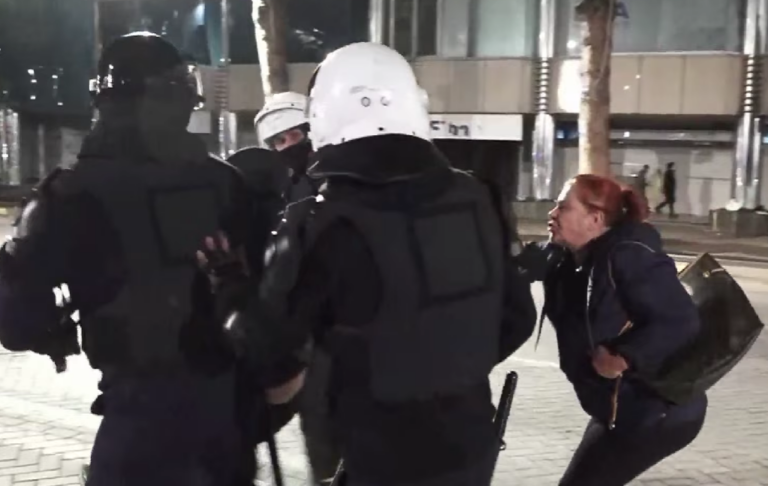 Efektivët futen në protestë, nisin shoqërimet. Gurë dhe gaz lotsjellës te Kryeministria
