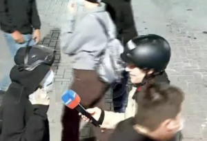 Policia shoqëron edhe një turist gjatë protestës