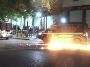 FOTO/ Sheshi ”Skënderbej” në ”shtetrrethim”, protestuesit hedhin molotov makinave të Policisë