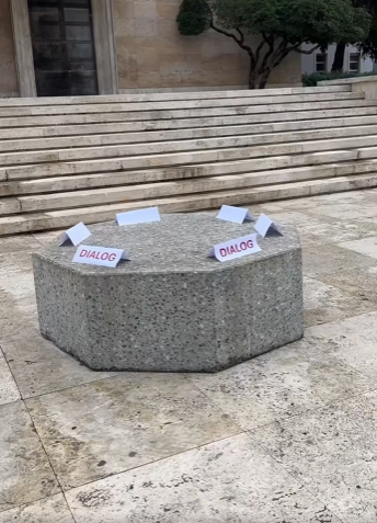 Edhe sot kërkon DIALOG!