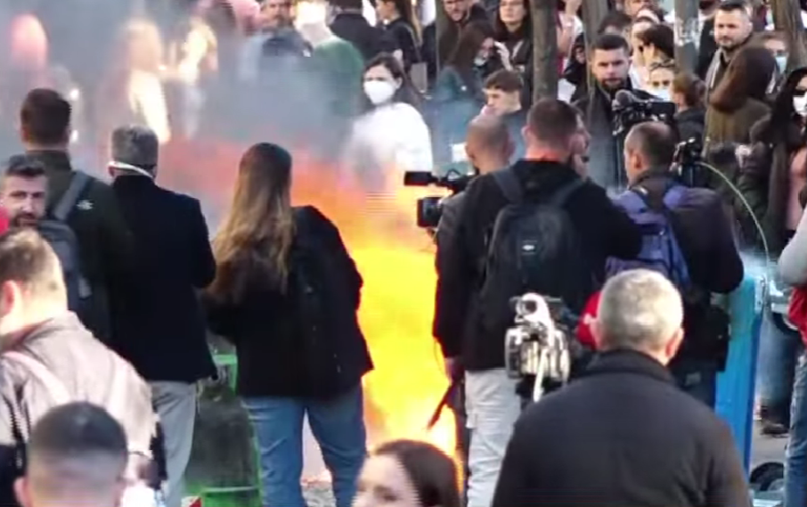 Rriten tensionet në protestë, digjen koshat e mbeturinave para Ministrisë së Arsimit